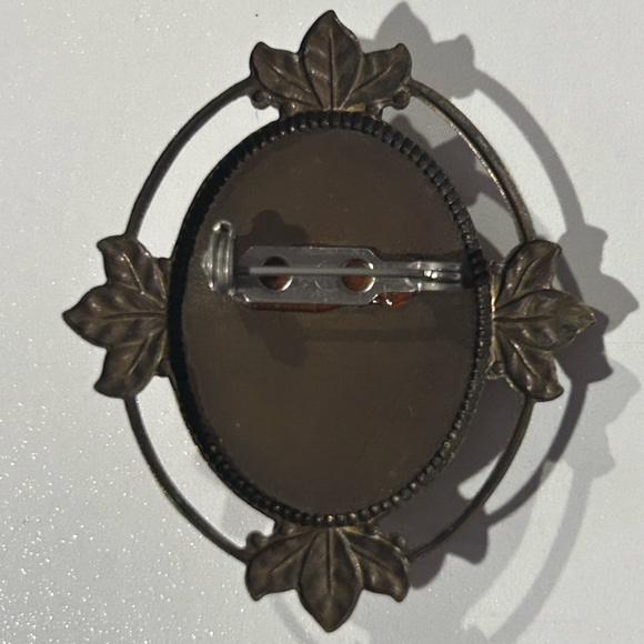 Vintage Cameo Brooch with Leaf Design - Picture 2 of 2